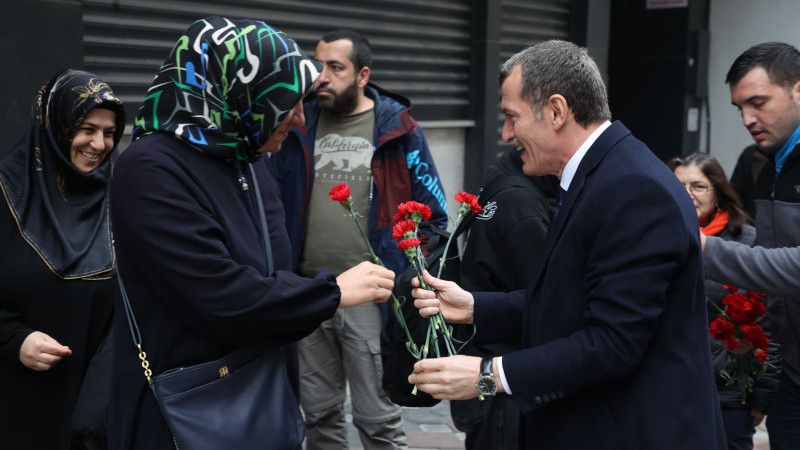 Ömer Arısoy'dan Karanfil Kokulu  Sevgi Yürüyüşü!