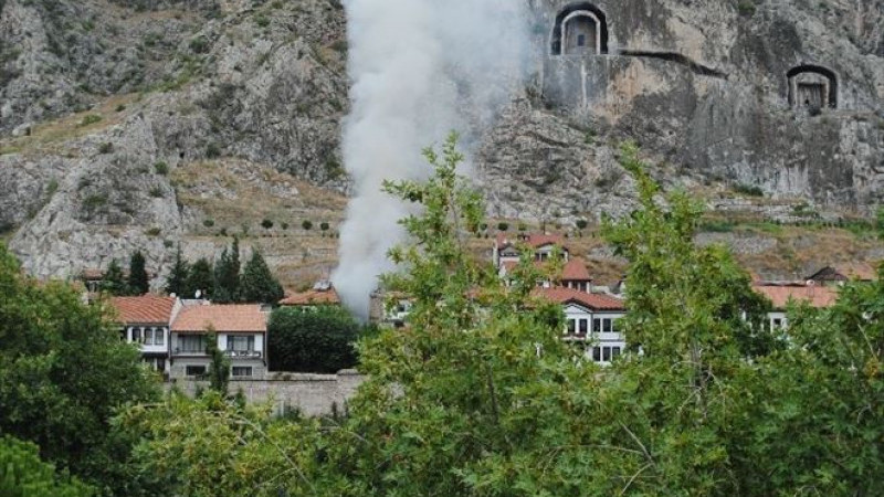 Amasya’da Otluk Alanda Başlayan Yangın Ormana Sıçradı: 20 Dönüm Alan Zarar Gördü