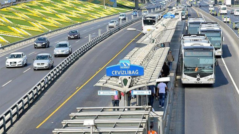 İstanbul’da Cevizlibağ’da Metrobüs Arızası: Yolcular İndirildi, Şoförün Telefonla Konuşması Tepki Çe
