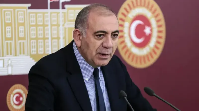 Gürsel Tekin’den CHP İstanbul İl Başkanlığı Önünde Açıklama