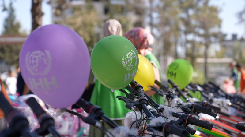İHH’dan Deprem Bölgelerinde 1000 Çocuğa Bisiklet Hediyesi