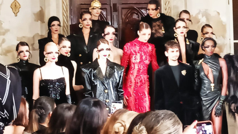 20 YAŞINDAKİ MODA HARİKASI EFE BATUR’UN İLK DEFİLE HEYECANI…