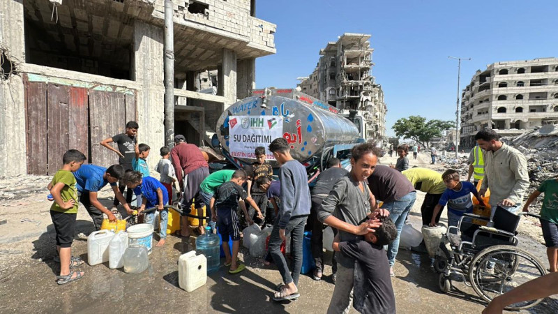 İHH, Gazze’de enkaz temizliği ve su dağıtım çalışmalarını sürdürüyor
