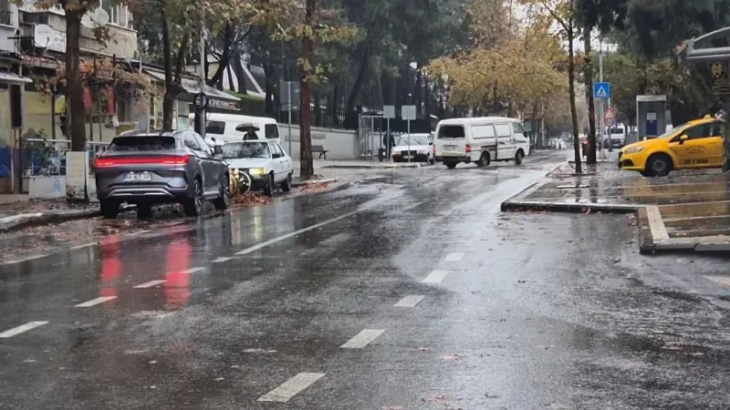İzmir’i Sağanak Vurdu: Yollar Çöktü, Evleri Su Bastı