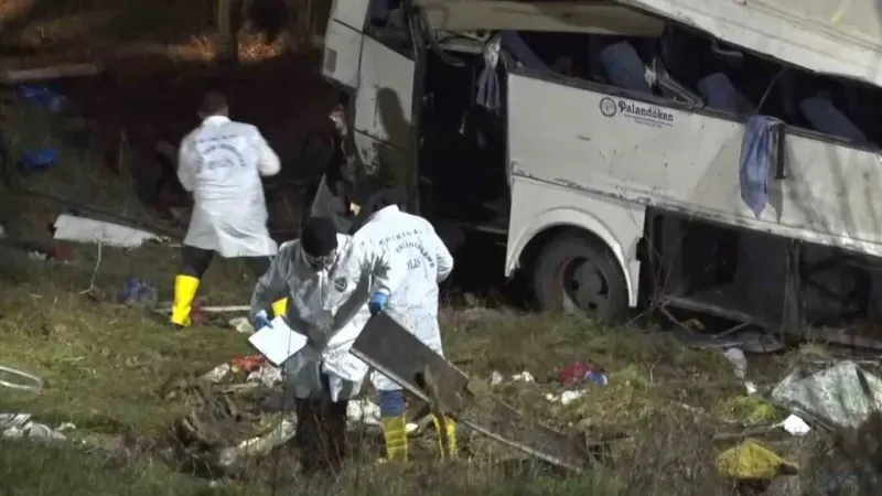 İstanbul’da facia: Esenyurt’ta servis minibüsü şarampole yuvarlandı: 5 ölü, 1’i çocuk 6 yaralı