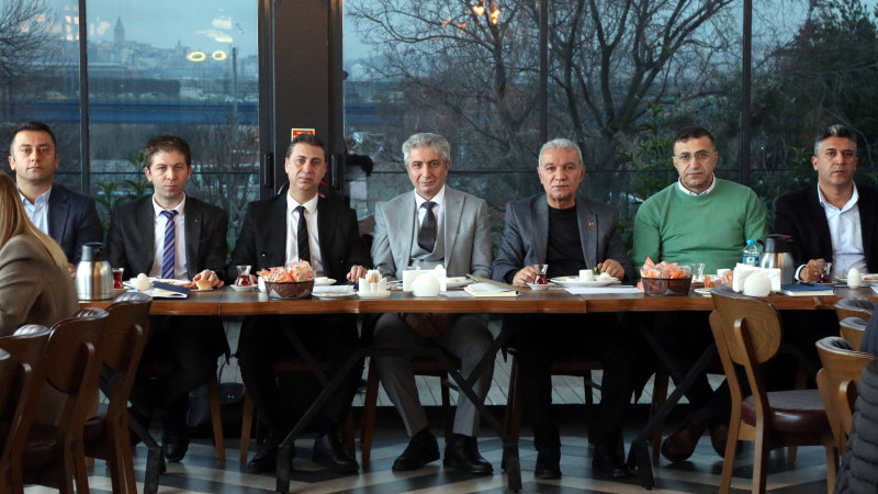 Muhtarlar ve İETT Yetkilileri Eyüpsultan’ın Ulaşım Sorunlarını Görüştü