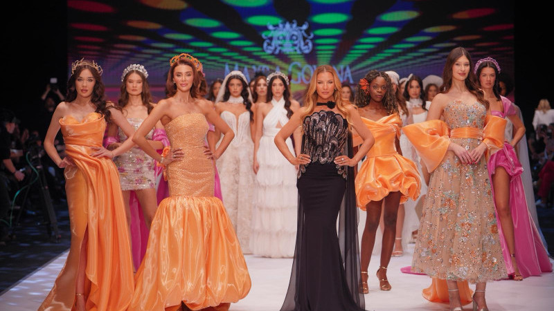 ÖZGE ULUSOY VE CEREN ARSLAN’LI MUHTEŞEM DEFİLEDE GÖRSEL ŞÖLEN