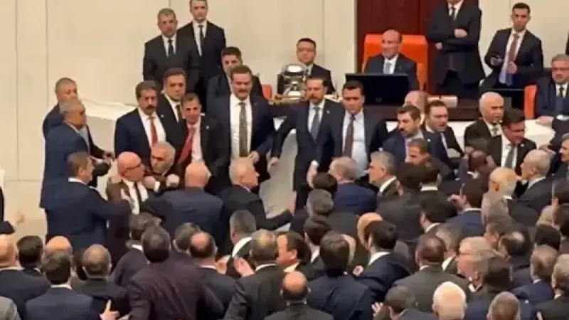 TBMM’de yemin töreni öncesi gerginlik: Vekiller arasında arbede yaşandı