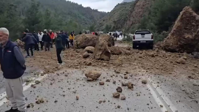 Isparta–Antalya Kara Yolunda Heyelan: Trafik Yeniden Açıldı