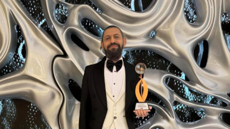 Yılın Barış İnsanı Ödülü Dünyaca Ünlü Yazar