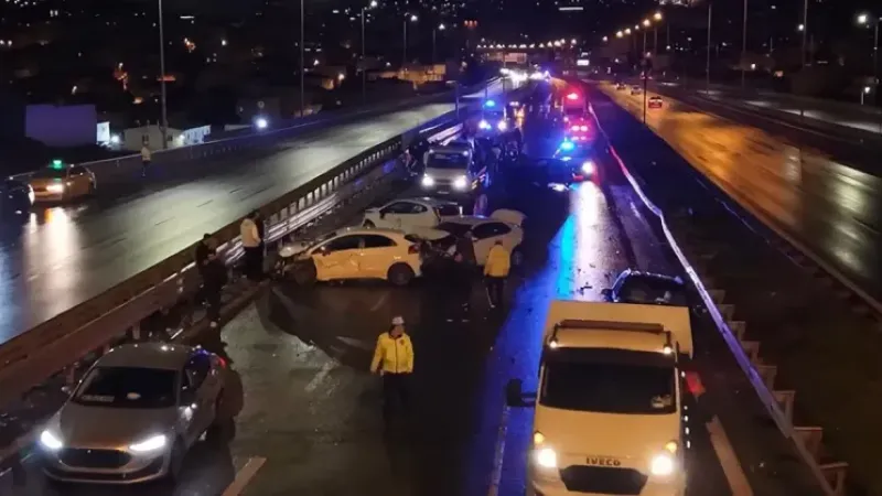 İstanbul’da yağmur kazaya neden oldu: 8 araç birbirine girdi