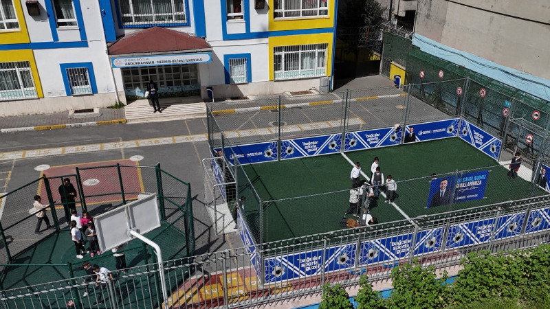 Bağcılar Belediyesi, ilçeyi spor sahalarıyla donatıyor