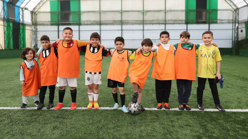 KÜÇÜKÇEKMECE'DE RENKLİ MAÇ: BABALAR VE OĞULLARI FUTBOL HEYECANI YAŞADI