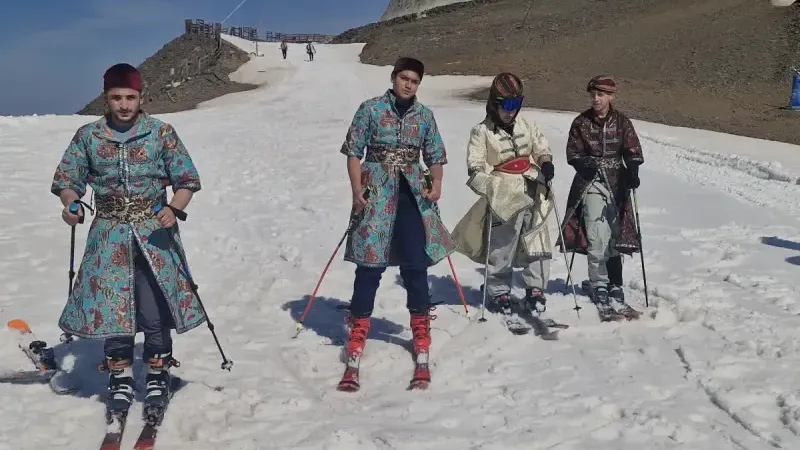 Deniz sezonu açıldı, Palandöken'de kayak heyecanı yaşandı