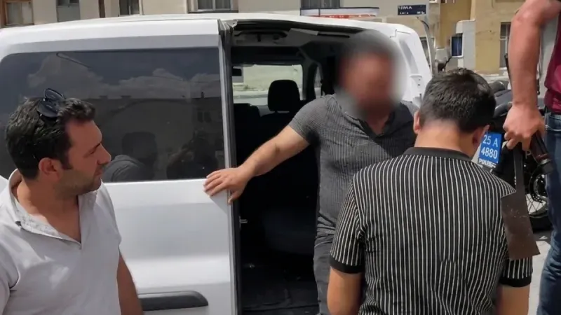 Erzurum'da satırlı firari hükümlü çatıya çıktı: 30 dakikada ikna edildi