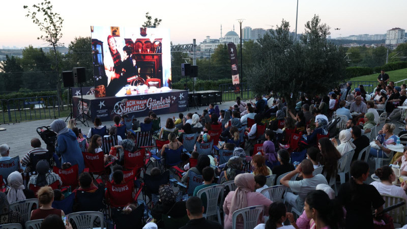 KÜÇÜKÇEKMECE’DE AÇIK HAVA SİNEMA GÜNLERİ “NEŞELİ GÜNLER” İLE BAŞLADI