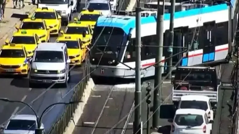 T1 Kabataş-Bağcılar Hattında Tramvay Raydan Çıktı