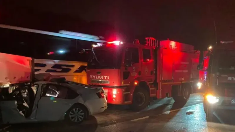 Hatay’da zincirleme kaza: Tır, otomobil ve otobüs çarpıştı, 2 kişi öldü