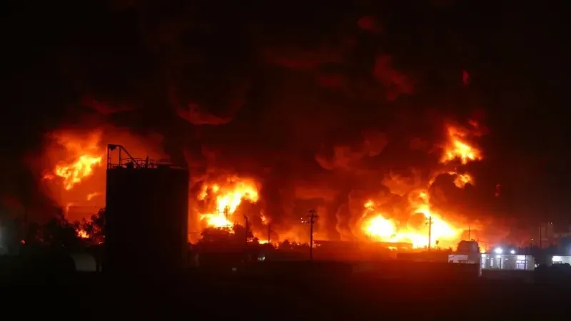 İRAN’DAKİ PETROL RAFİNERİSİNDE BÜYÜK YANGIN