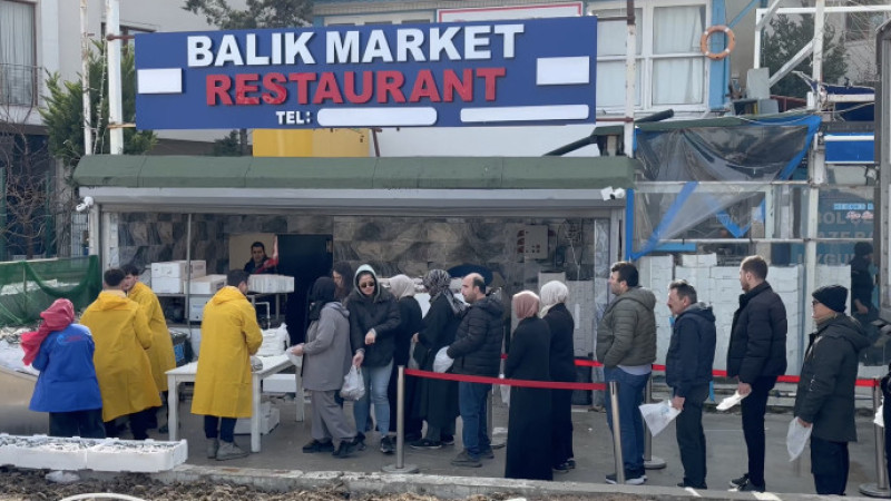 BEYLİKDÜZÜ BALIKÇILAR ÇARŞISI’NDA 3 TIR DOLUSU HAMSİ BEDAVA DAĞITILDI