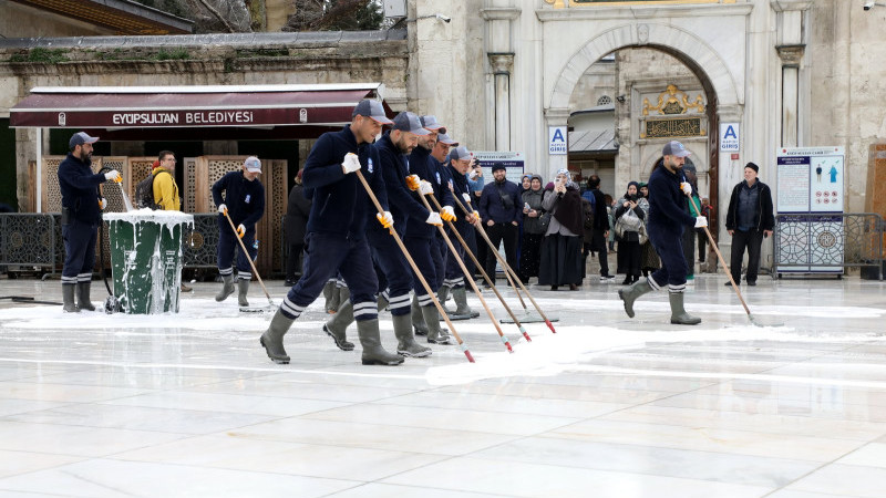Eyüpsultan Meydanı gül suyu ile yıkandı