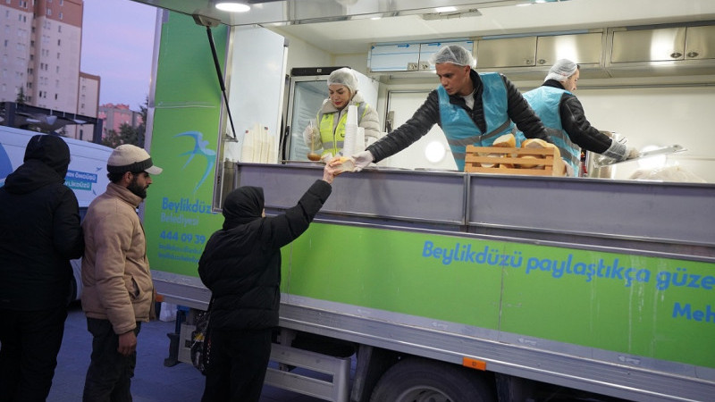 BEYLİKDÜZÜ’NDE RAMAZAN’IN BEREKETİ SOFRALARA TAŞINIYOR