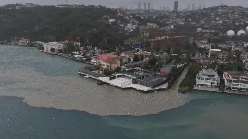 İstanbul’da sağanak sonrası dereden Boğaz’a çamurlu akıntı