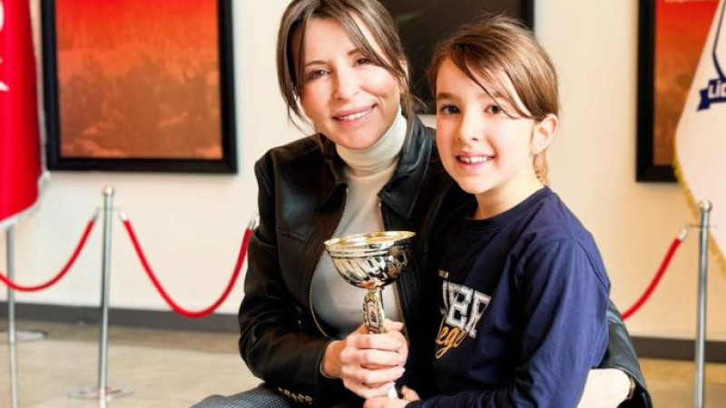 Adana’nın En Küçük Şampiyonu Bir Peri Masalı Yazdı: 7 Yaşında Kupayı Kaptı!