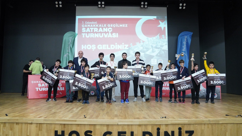 3. GELENEKSEL ÇANAKKALE GEÇİLMEZ SATRANÇ TURNUVASI’NDA HAMLELER KONUŞTU