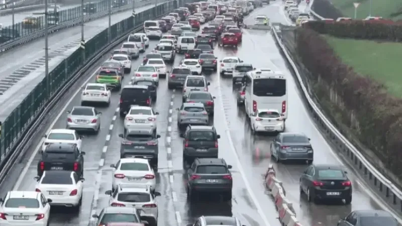 Bayramda ulaşım rekoru: 12 milyonu aşkın araç yollara çıktı