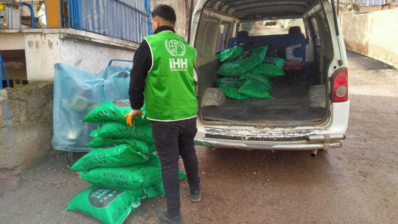 İHH Türkiye'de 4 bin çocuğa bot ve mont dağıttı   