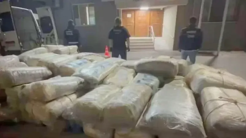 İZMİR’DE DEV UYUŞTURUCU OPERASYONU: 1,3 TON SKUNK ELE GEÇİRİLDİ