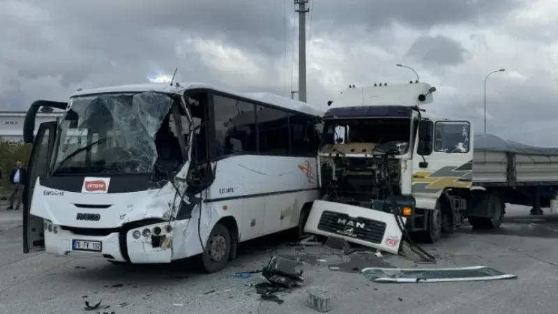 Karaman’da işçi servisi ile tır çarpıştı: 12 kişi yaralandı