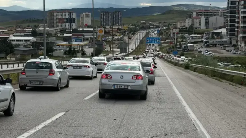 Bayram dönüşü çileye dönüştü: Kırıkkale geçişinde 15 kilometrelik kuyruk