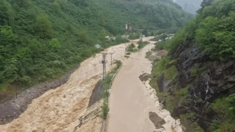 Giresun’da dere taştı, yol ulaşıma kapatıldı