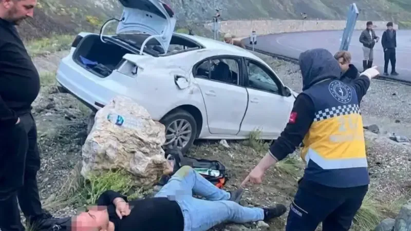 Erzurum’da otomobil duvara çarptı: 1’i ağır 4 yaralı