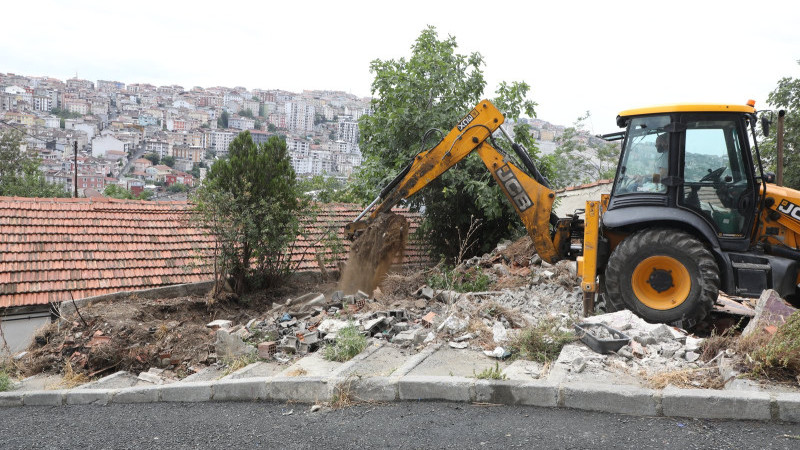 Karadolap Mahallesi Çekirdek sokakta tehlike arz eden duvar yıkıldı