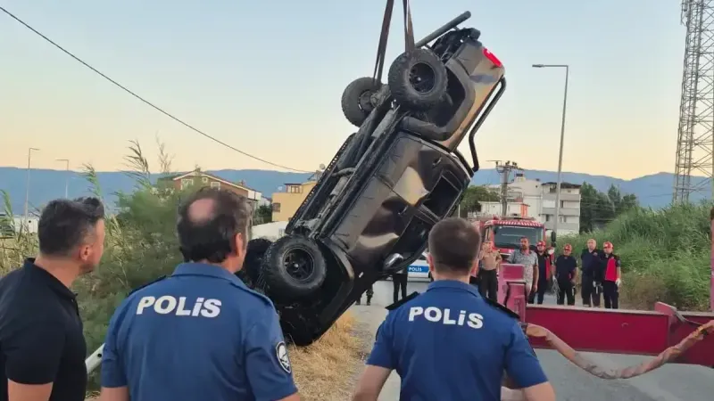 Balıkesir Edremit'te kamyonet dereye uçtu: 2 kişi hayatını kaybetti