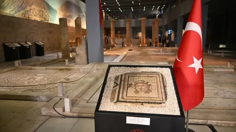 Çingene Kızı Mozaiği'nin kayıp paneli 60 yıl sonra Türkiye'ye getirildi