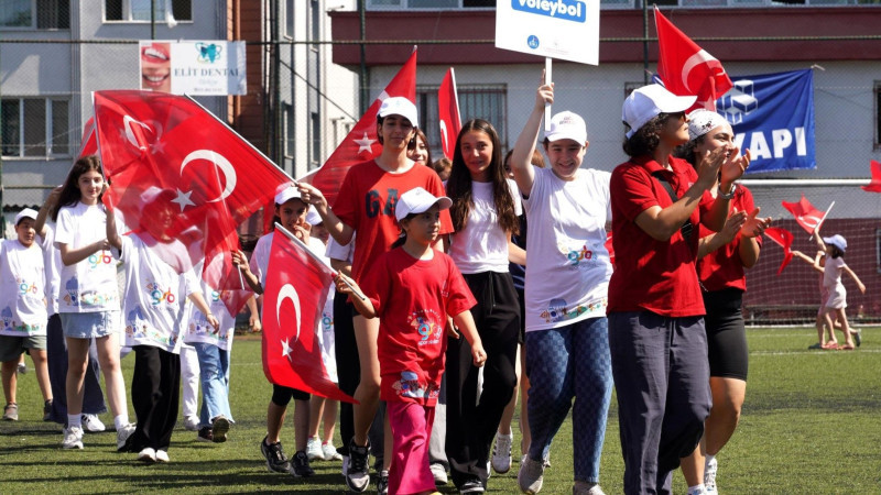 ŞİŞLİ'DE YAZ SPOR OKULLARI COŞKULU ŞÖLENLE BAŞLADI