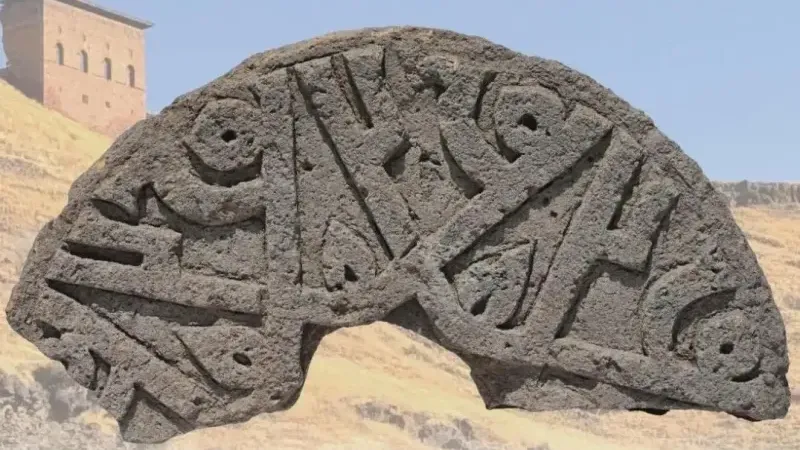 ANİ ÖREN YERİ’NDE TARİHİ KEŞİF: ÜZERİNDE “HZ. MUHAMMED” YAZAN TAŞ BULUNDU