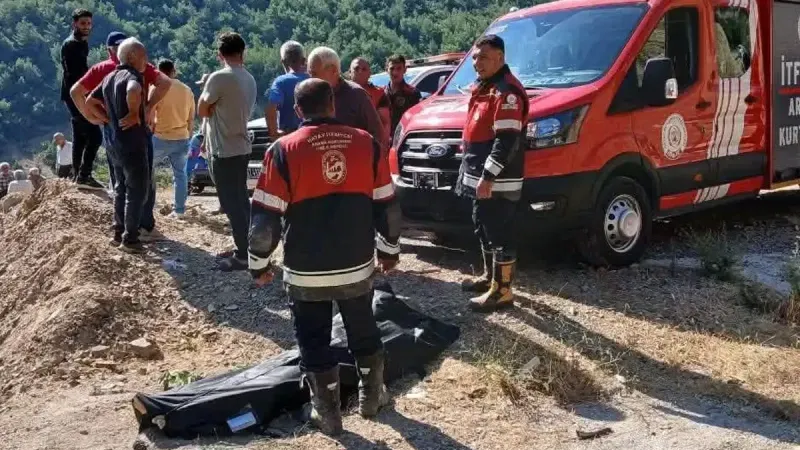 Virajı alamayan motosiklet uçuruma yuvarlandı: Sürücü hayatını kaybetti
